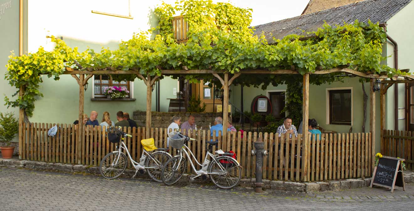 Häckerstube und Pergola des Weingut Kauppert